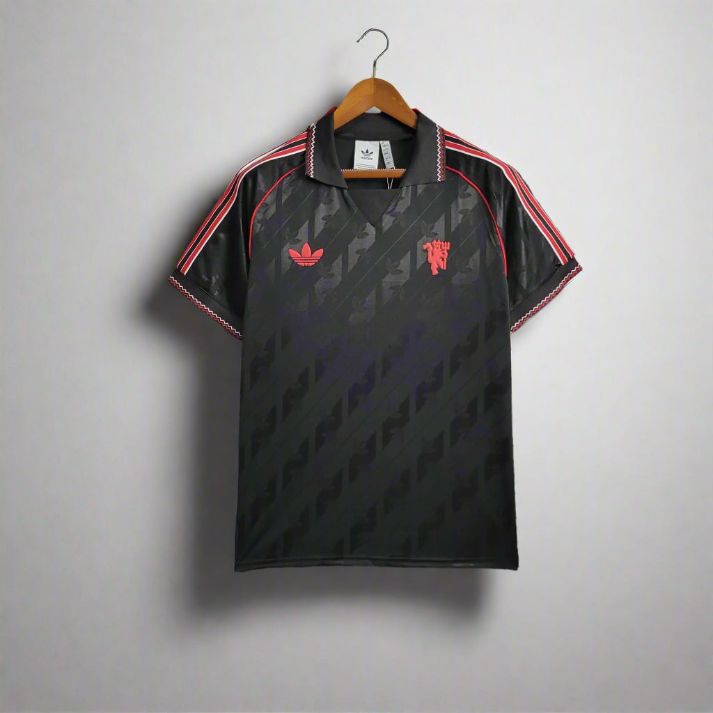 M@nchester United Classic Retro Trefoil Kit 24/25