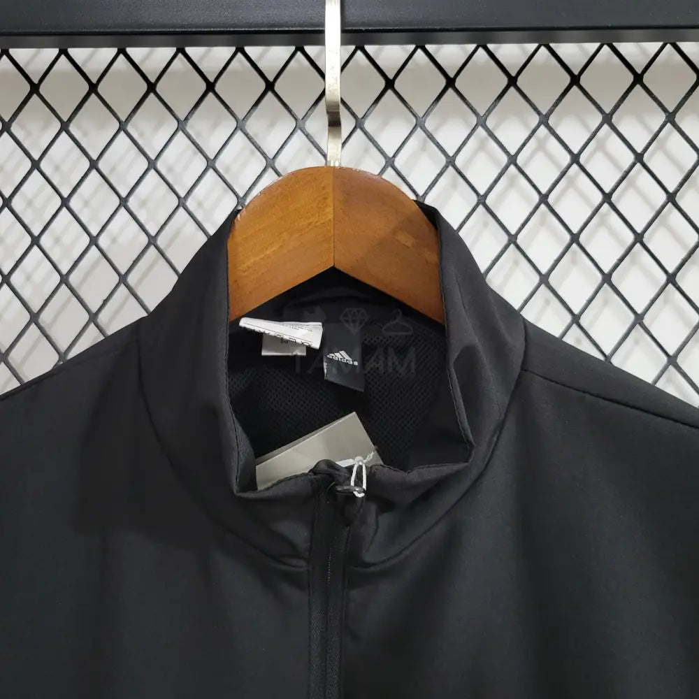 Adidas Windbreaker Bold.