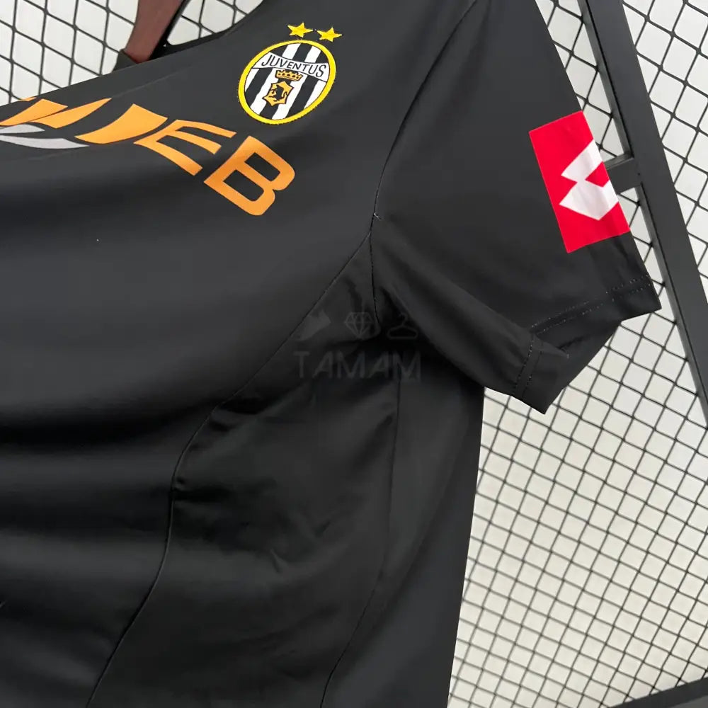 Juventus Away Kit Retro 01/02 Football Jersey