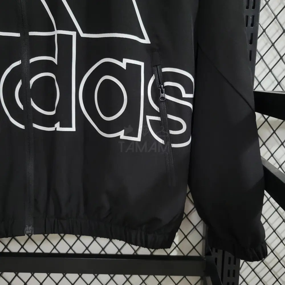 Adidas Windbreaker Bold.